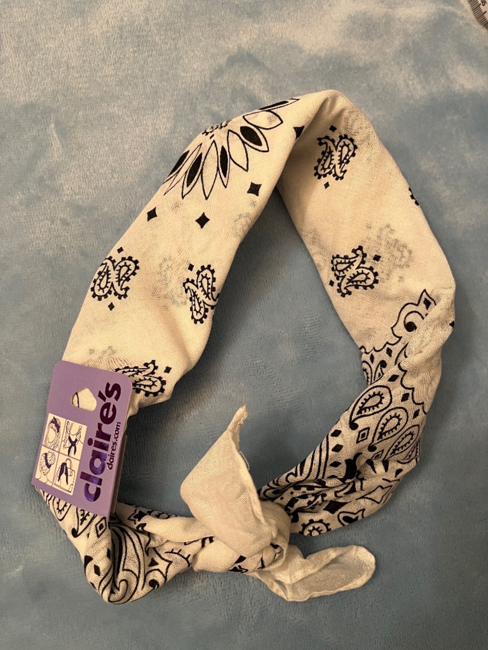 Claire’s Bandana Headband Paisley | Black & White NEW